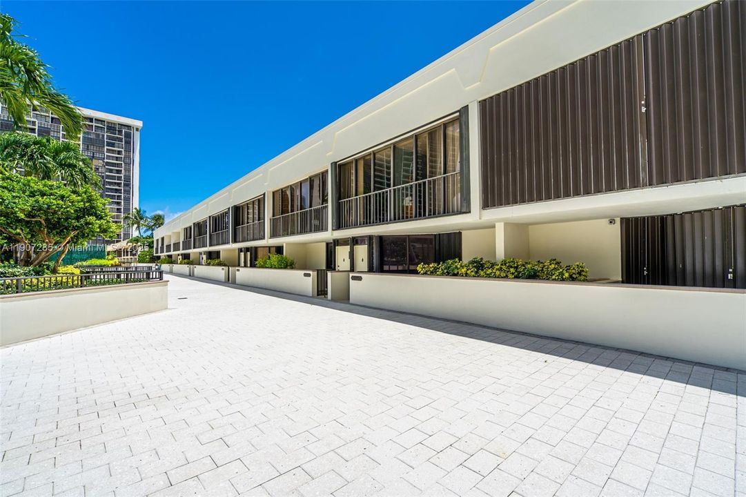 Active With Contract: $610,000 (2 beds, 2 baths, 1316 Square Feet)