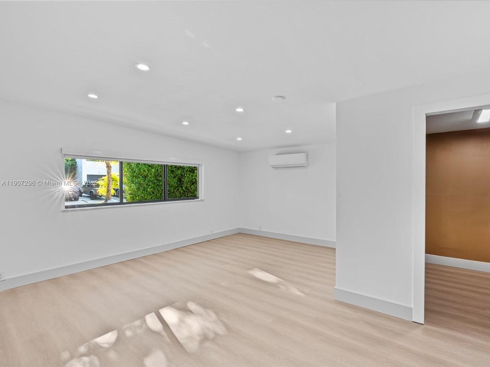 合同活跃: $1,395,000 (4 贝兹, 3 浴室, 2598 平方英尺)