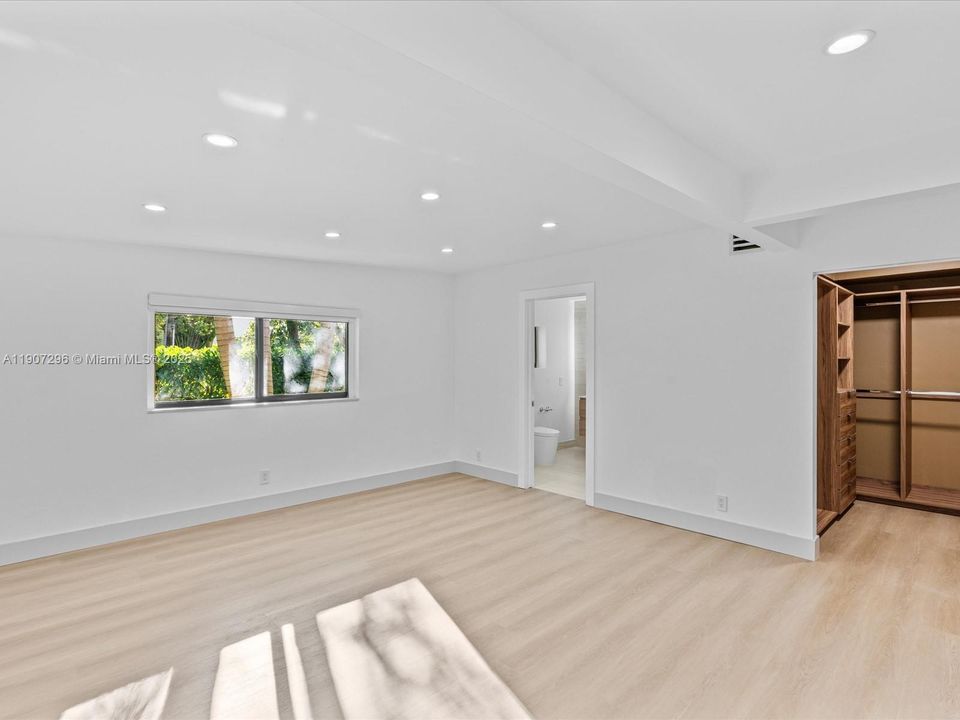 合同活跃: $1,395,000 (4 贝兹, 3 浴室, 2598 平方英尺)