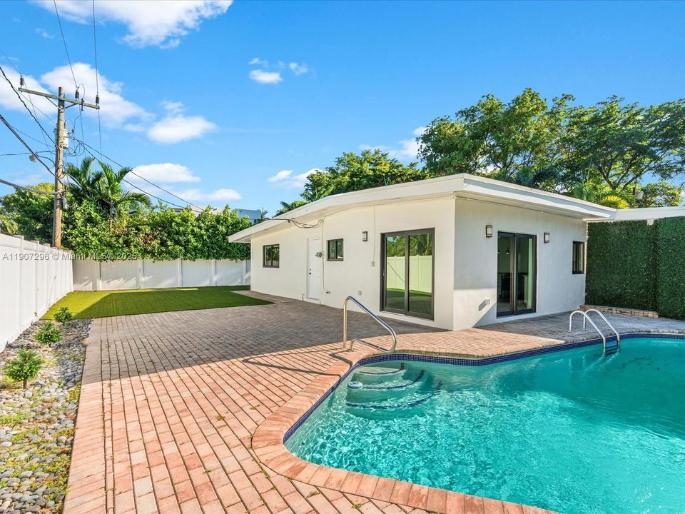 合同活跃: $1,395,000 (4 贝兹, 3 浴室, 2598 平方英尺)