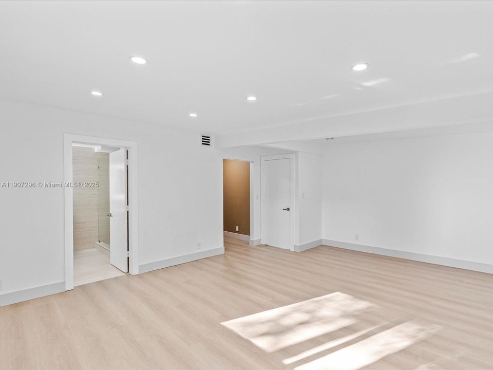 合同活跃: $1,395,000 (4 贝兹, 3 浴室, 2598 平方英尺)