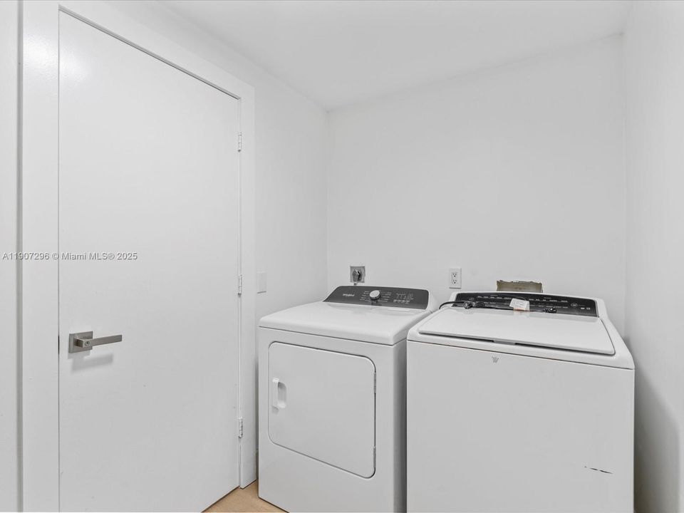 合同活跃: $1,395,000 (4 贝兹, 3 浴室, 2598 平方英尺)