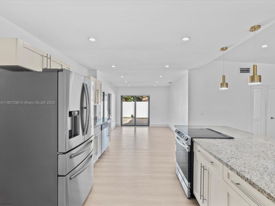 合同活跃: $1,395,000 (4 贝兹, 3 浴室, 2598 平方英尺)