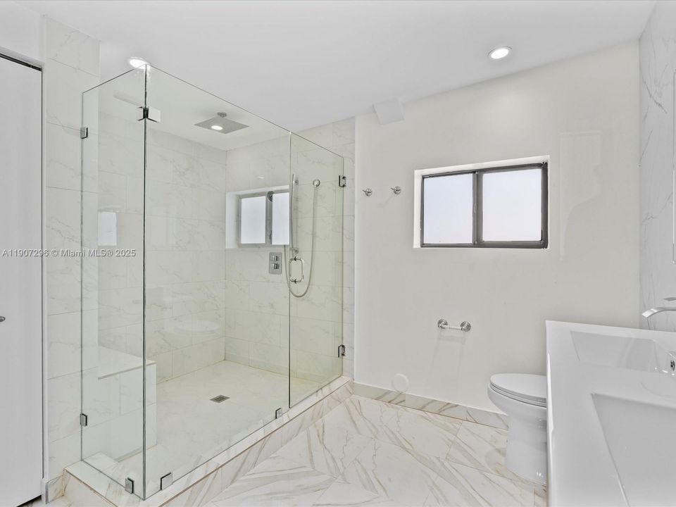 合同活跃: $1,395,000 (4 贝兹, 3 浴室, 2598 平方英尺)