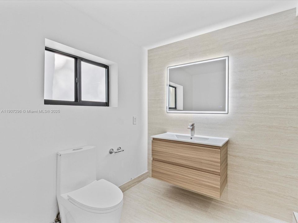 合同活跃: $1,395,000 (4 贝兹, 3 浴室, 2598 平方英尺)