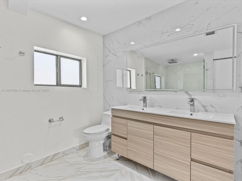 合同活跃: $1,395,000 (4 贝兹, 3 浴室, 2598 平方英尺)