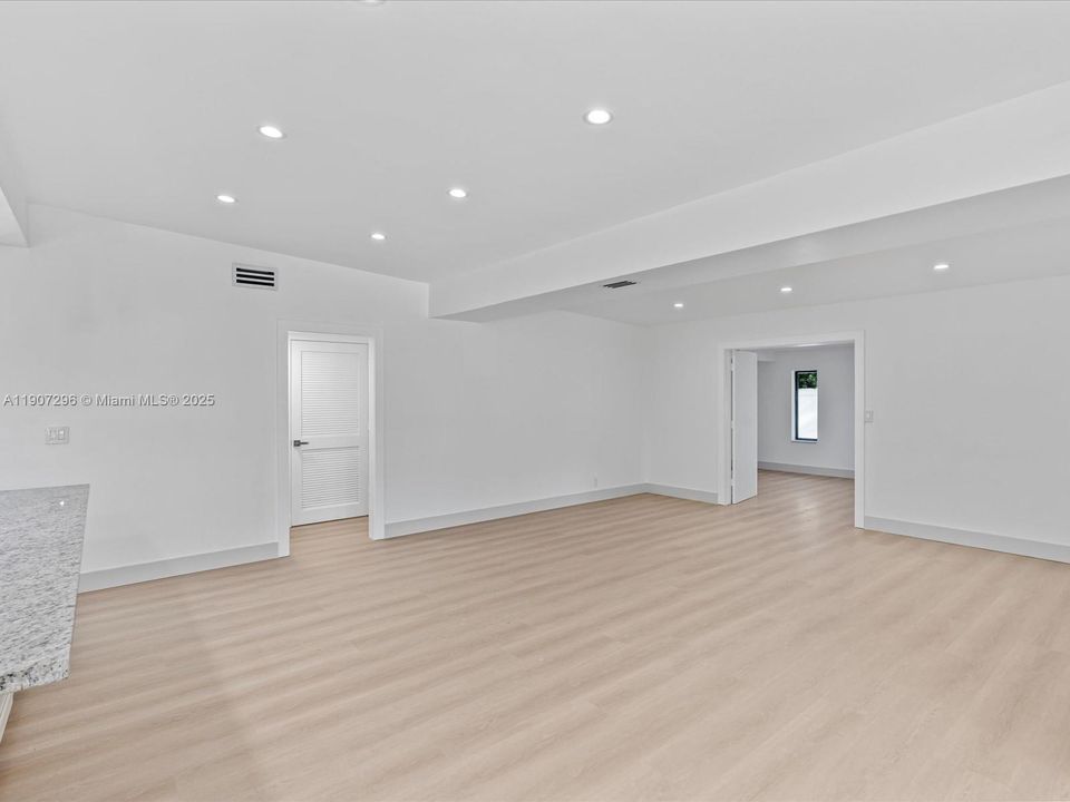 合同活跃: $1,395,000 (4 贝兹, 3 浴室, 2598 平方英尺)