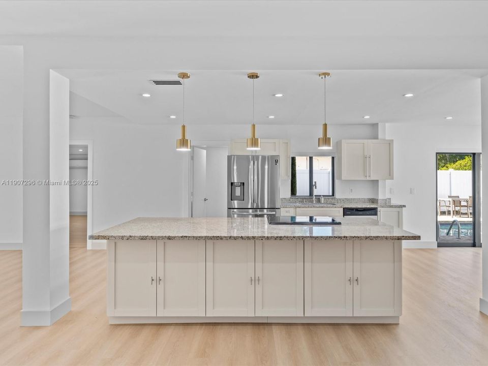 合同活跃: $1,395,000 (4 贝兹, 3 浴室, 2598 平方英尺)