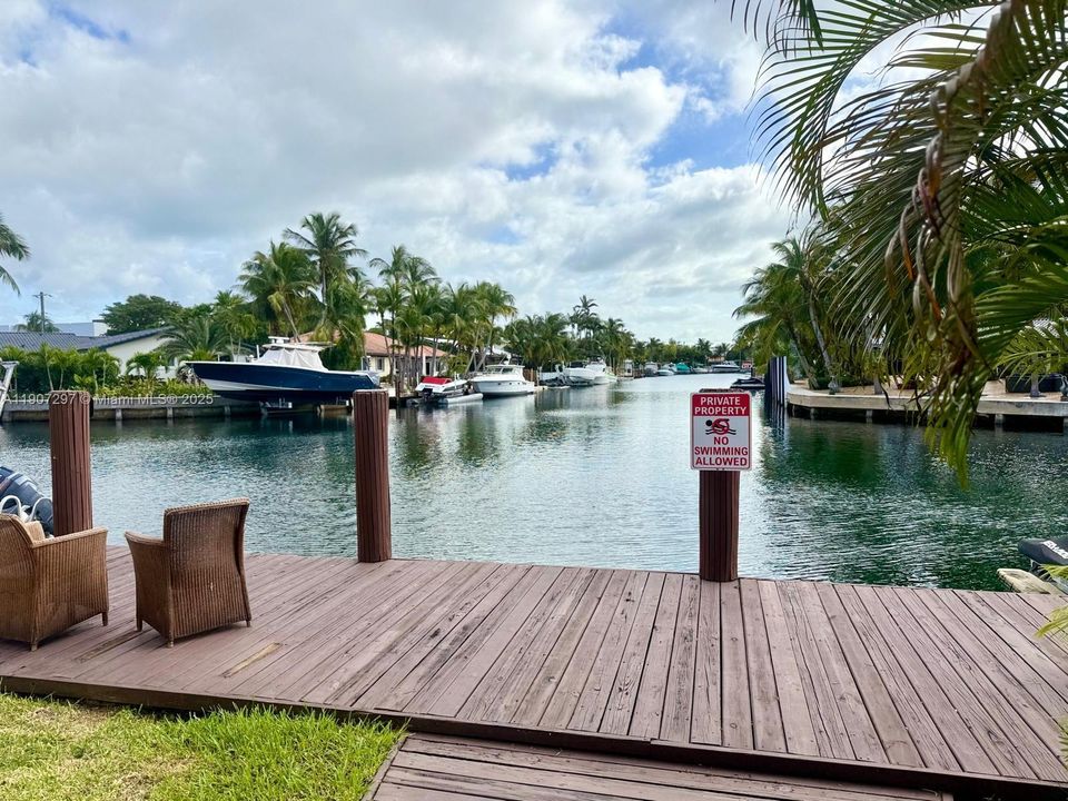 For Rent: $1,900 (1 beds, 1 baths, 710 Square Feet)