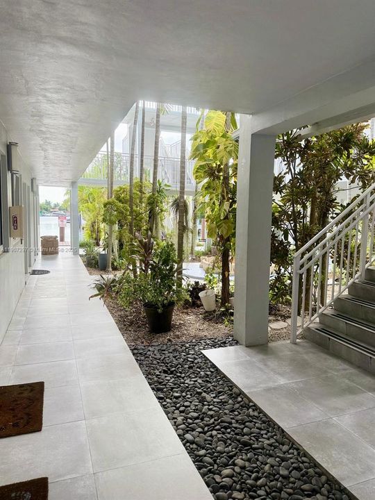 For Rent: $1,900 (1 beds, 1 baths, 710 Square Feet)