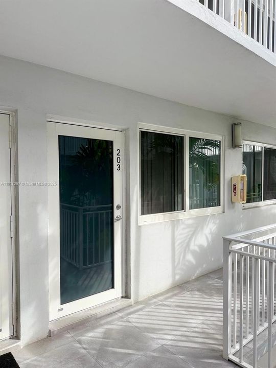 For Rent: $1,900 (1 beds, 1 baths, 710 Square Feet)