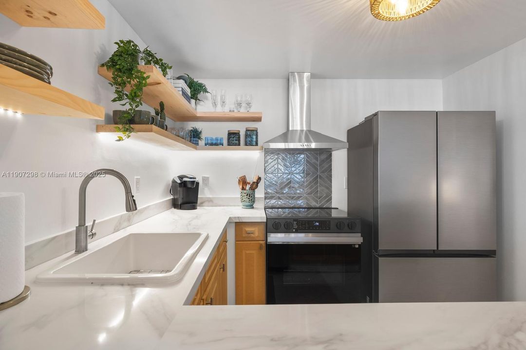 Activo con contrato: $6,800 (1 camas, 1 baños, 900 Pies cuadrados)