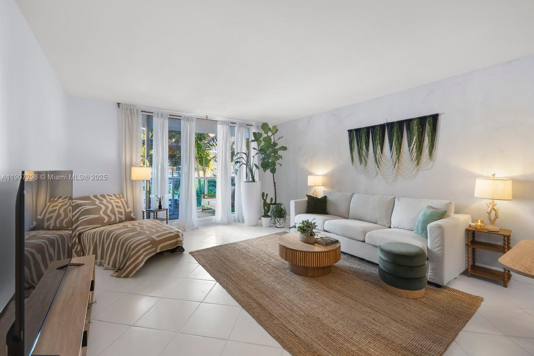 Activo con contrato: $6,800 (1 camas, 1 baños, 900 Pies cuadrados)