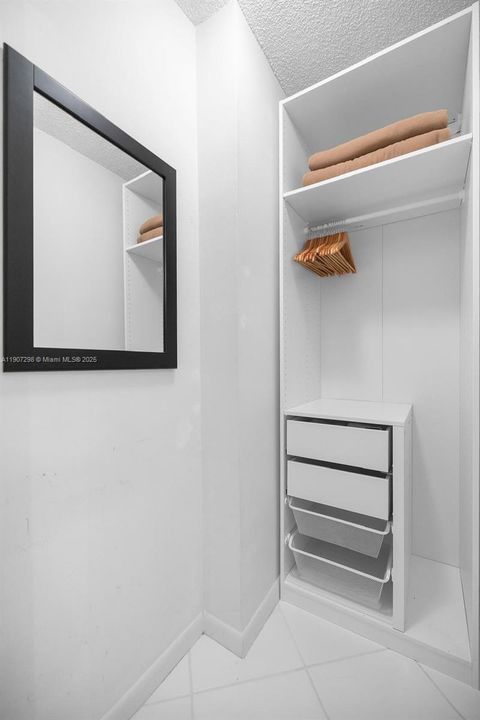 Activo con contrato: $6,800 (1 camas, 1 baños, 900 Pies cuadrados)