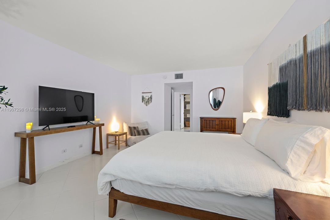 Activo con contrato: $6,800 (1 camas, 1 baños, 900 Pies cuadrados)