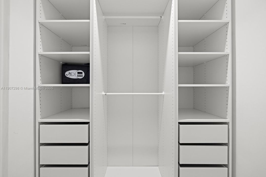 Activo con contrato: $6,800 (1 camas, 1 baños, 900 Pies cuadrados)