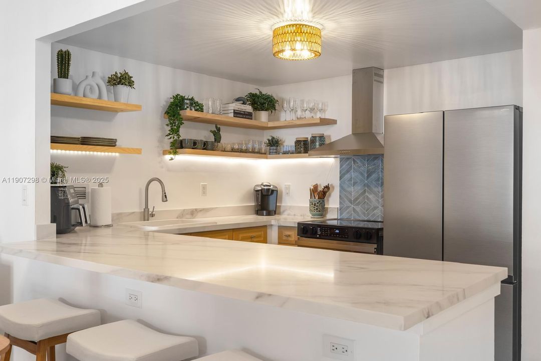 Activo con contrato: $6,800 (1 camas, 1 baños, 900 Pies cuadrados)