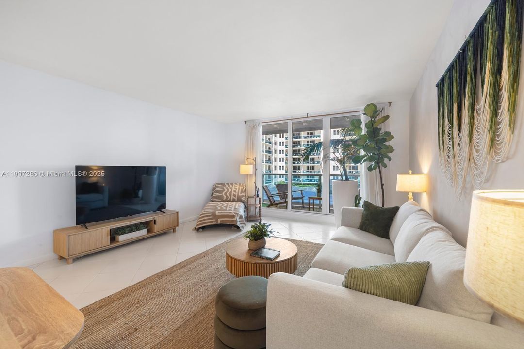 Activo con contrato: $6,800 (1 camas, 1 baños, 900 Pies cuadrados)