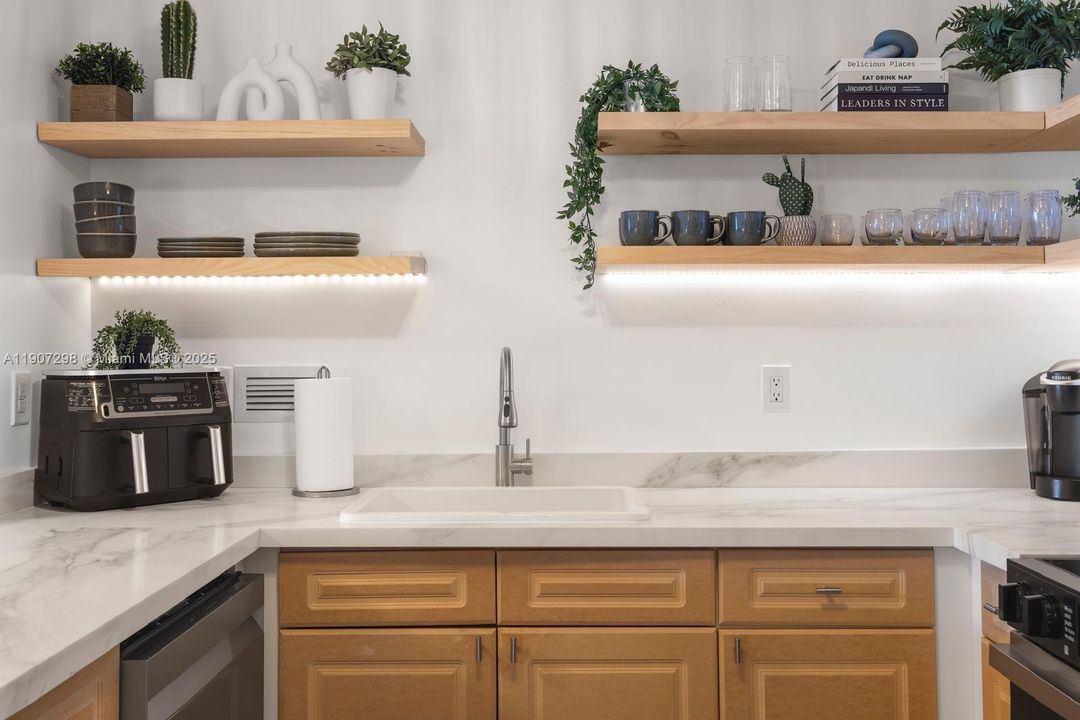 Activo con contrato: $6,800 (1 camas, 1 baños, 900 Pies cuadrados)