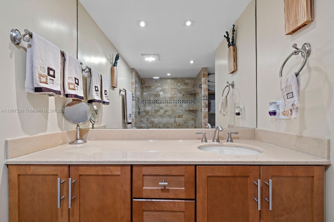 Activo con contrato: $6,800 (1 camas, 1 baños, 900 Pies cuadrados)