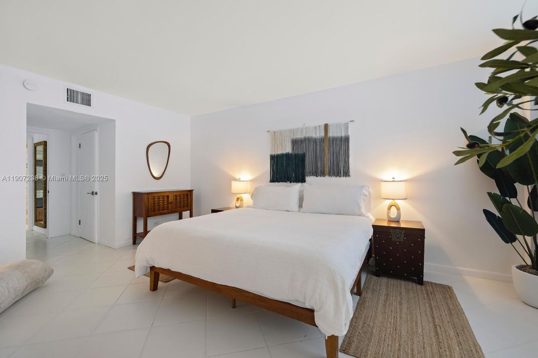 Activo con contrato: $6,800 (1 camas, 1 baños, 900 Pies cuadrados)