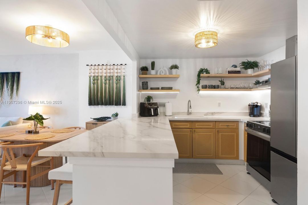 Activo con contrato: $6,800 (1 camas, 1 baños, 900 Pies cuadrados)