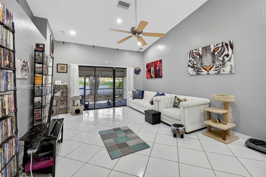 合同活跃: $349,000 (2 贝兹, 2 浴室, 1236 平方英尺)