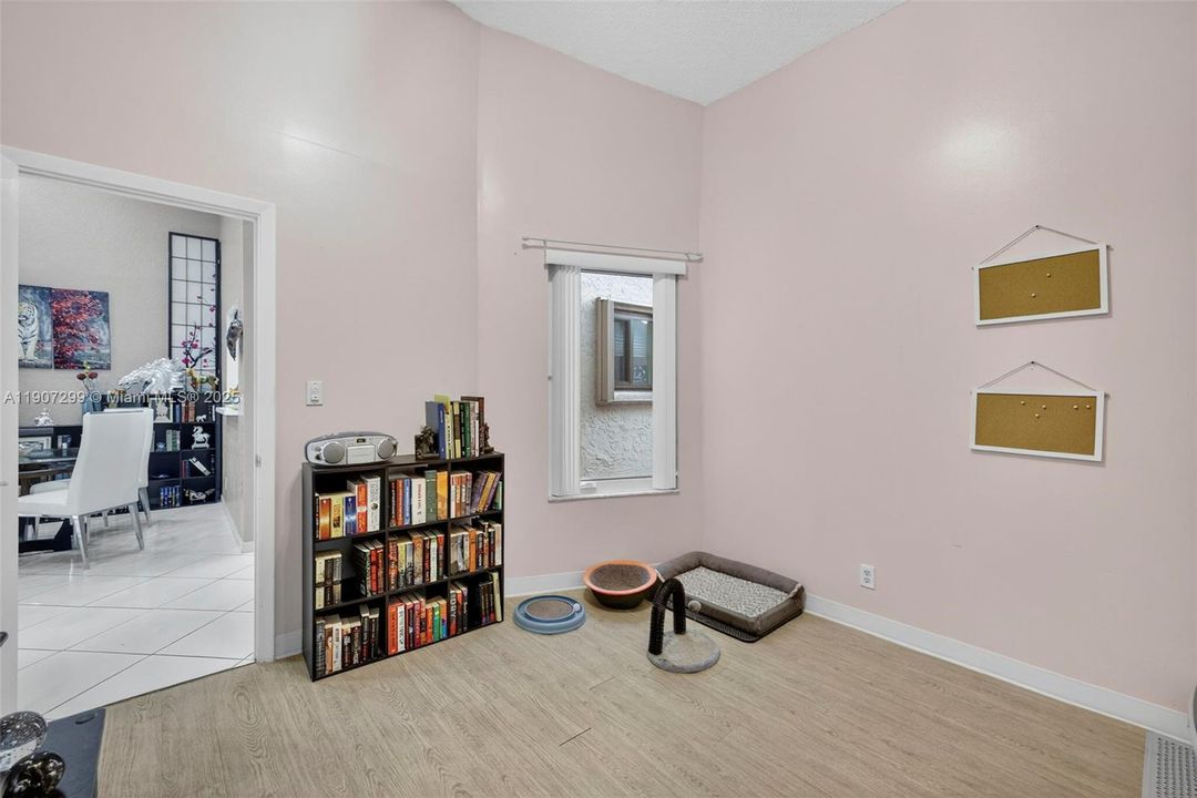 合同活跃: $349,000 (2 贝兹, 2 浴室, 1236 平方英尺)