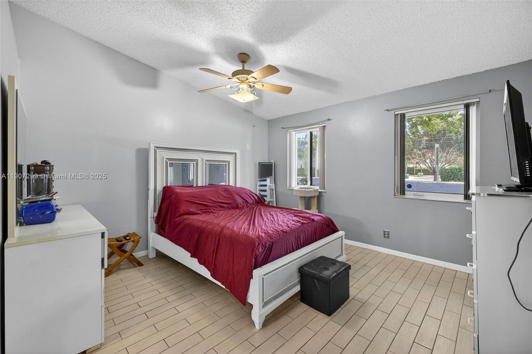 合同活跃: $349,000 (2 贝兹, 2 浴室, 1236 平方英尺)