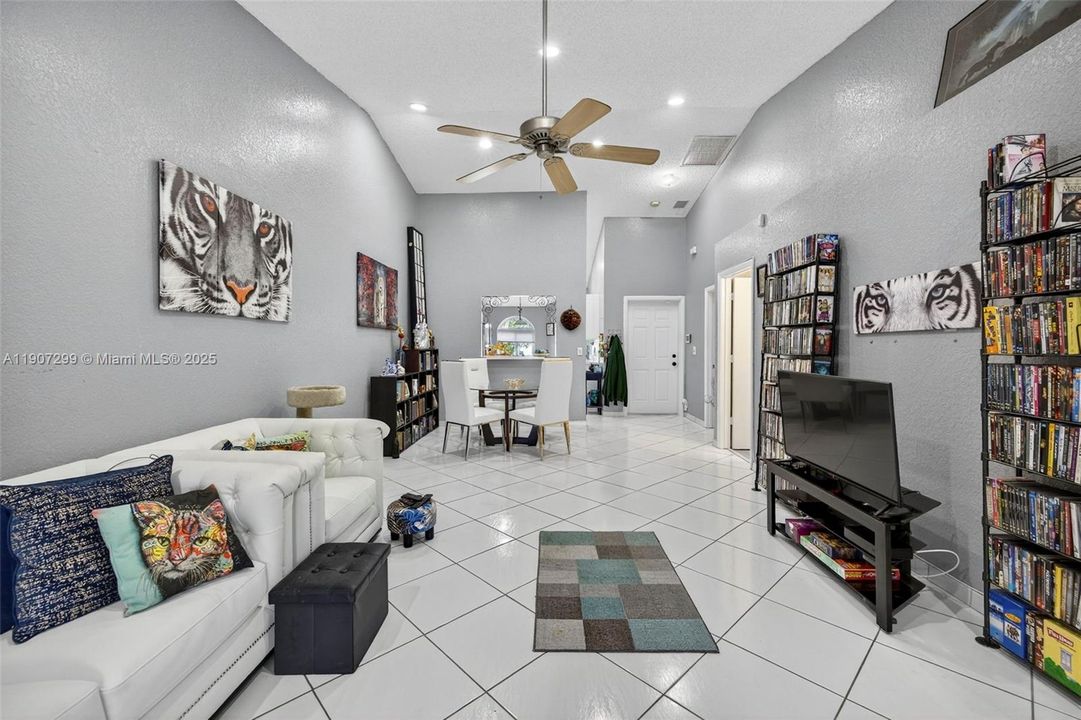 合同活跃: $349,000 (2 贝兹, 2 浴室, 1236 平方英尺)