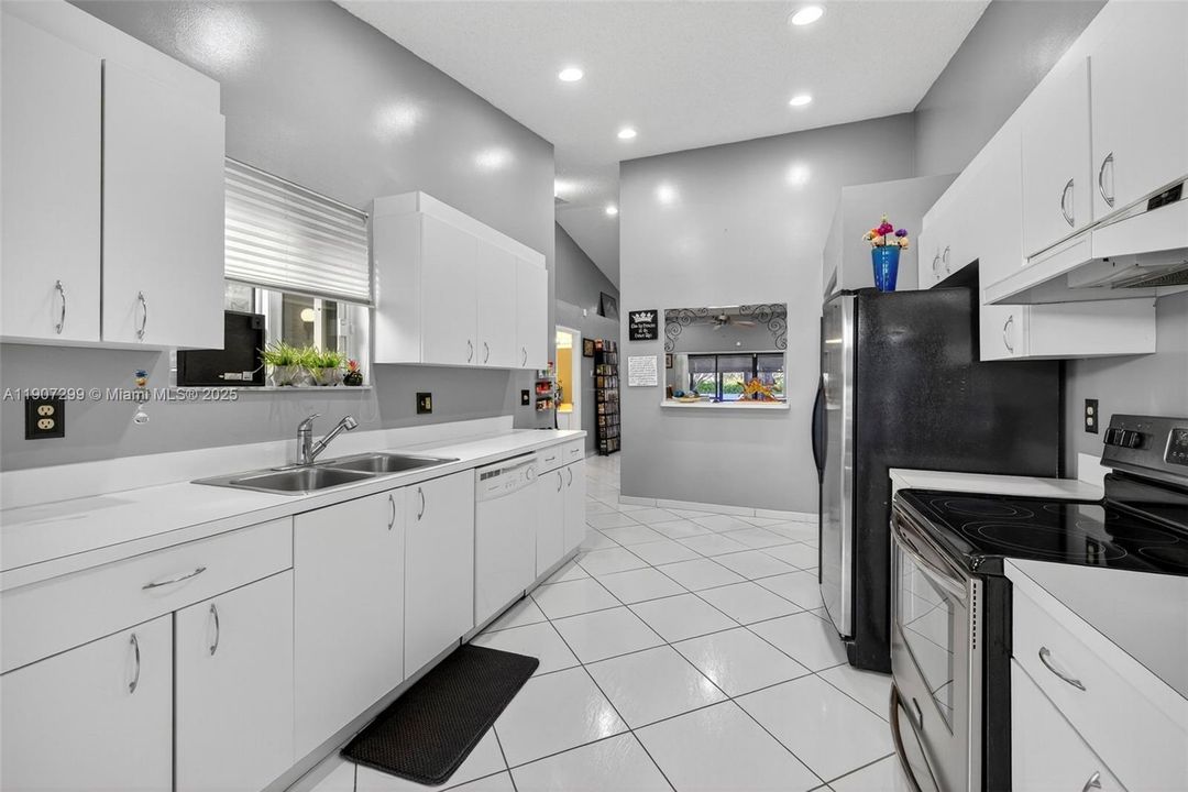 合同活跃: $349,000 (2 贝兹, 2 浴室, 1236 平方英尺)