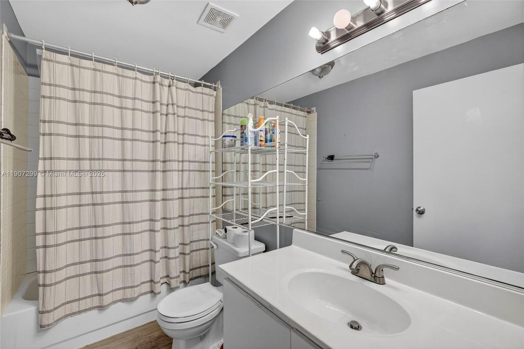 合同活跃: $349,000 (2 贝兹, 2 浴室, 1236 平方英尺)