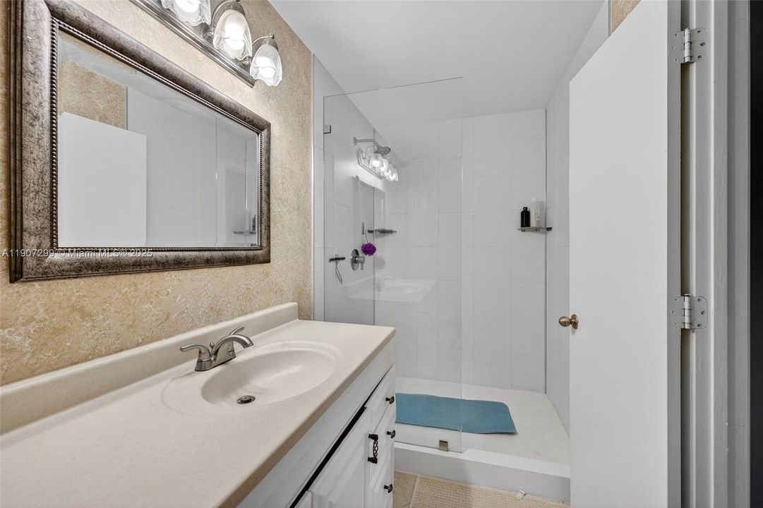 合同活跃: $349,000 (2 贝兹, 2 浴室, 1236 平方英尺)