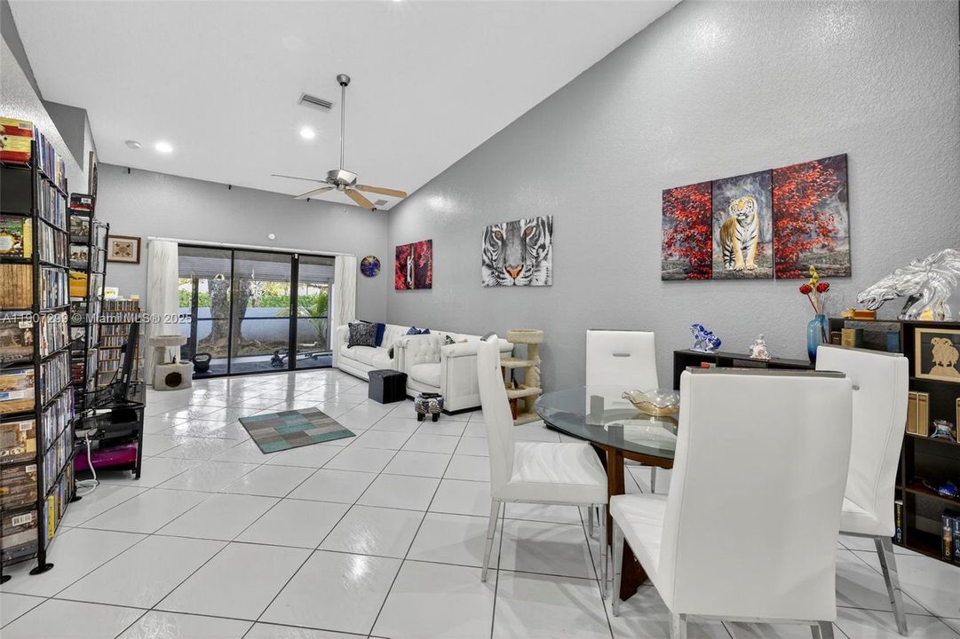 合同活跃: $349,000 (2 贝兹, 2 浴室, 1236 平方英尺)