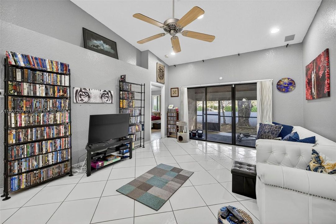 合同活跃: $349,000 (2 贝兹, 2 浴室, 1236 平方英尺)