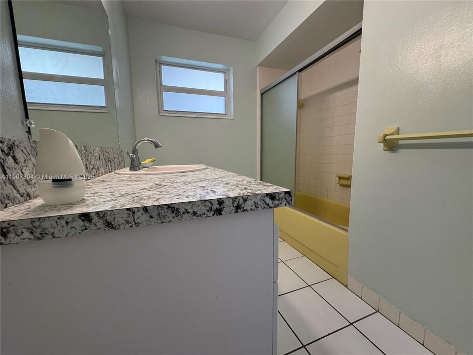Recently Rented: $2,200 (2 beds, 1 baths, 1234 Square Feet)
