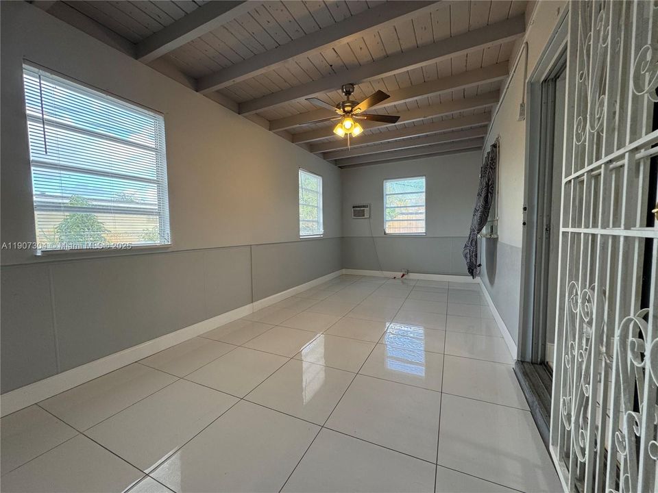 Recently Rented: $2,200 (2 beds, 1 baths, 1234 Square Feet)