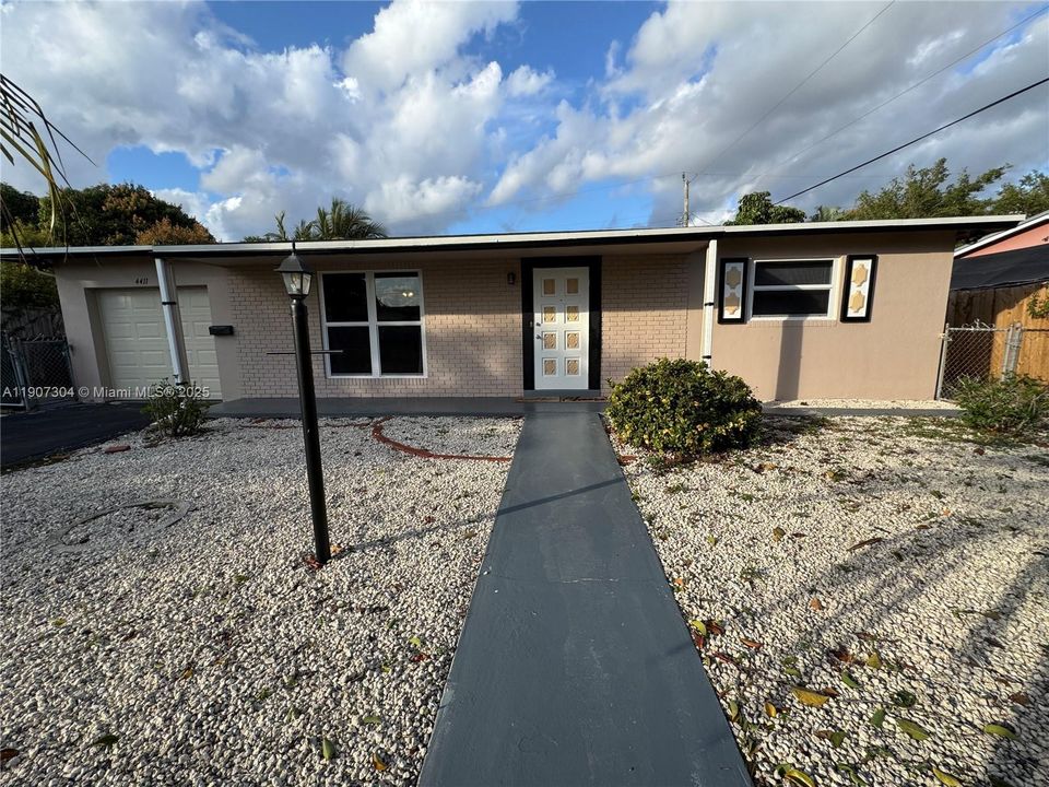 Recently Rented: $2,200 (2 beds, 1 baths, 1234 Square Feet)