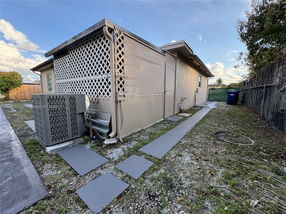 Recently Rented: $2,200 (2 beds, 1 baths, 1234 Square Feet)