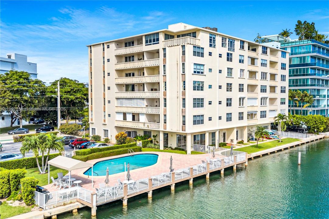 Active With Contract: $635,000 (2 beds, 2 baths, 1490 Square Feet)