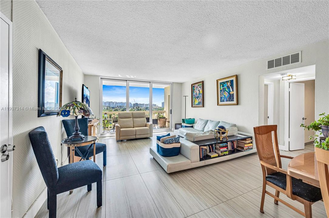 Active With Contract: $635,000 (2 beds, 2 baths, 1490 Square Feet)