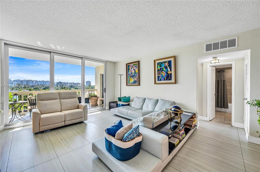 Active With Contract: $635,000 (2 beds, 2 baths, 1490 Square Feet)