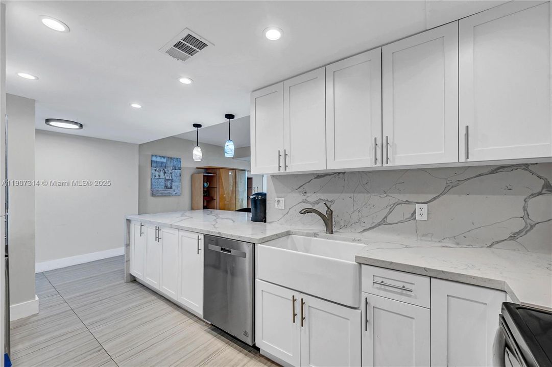 Active With Contract: $635,000 (2 beds, 2 baths, 1490 Square Feet)