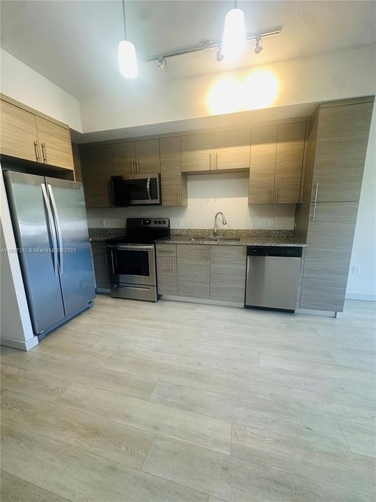 For Rent: $2,125 (1 beds, 1 baths, 1275 Square Feet)