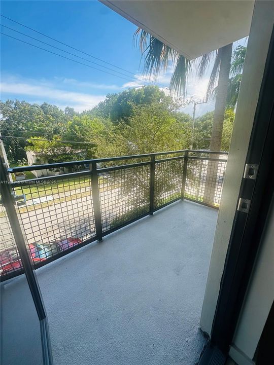 For Rent: $2,125 (1 beds, 1 baths, 1275 Square Feet)