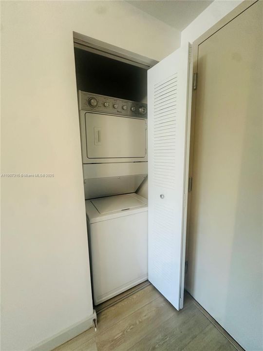 For Rent: $2,125 (1 beds, 1 baths, 1275 Square Feet)