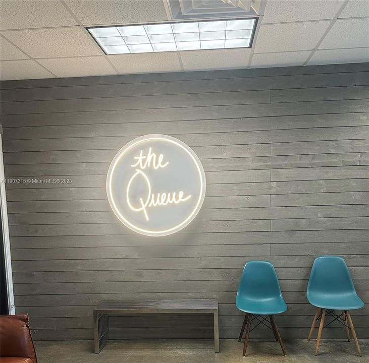 For Rent: $2,125 (1 beds, 1 baths, 1275 Square Feet)