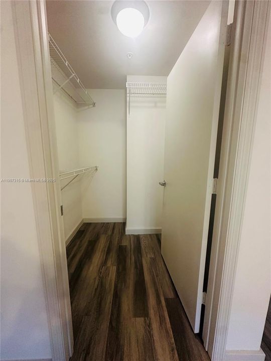 For Rent: $2,125 (1 beds, 1 baths, 1275 Square Feet)