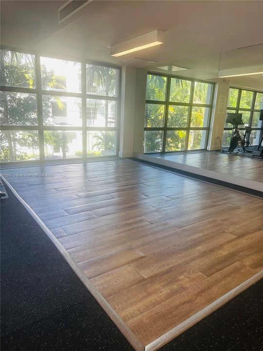 For Rent: $2,125 (1 beds, 1 baths, 1275 Square Feet)