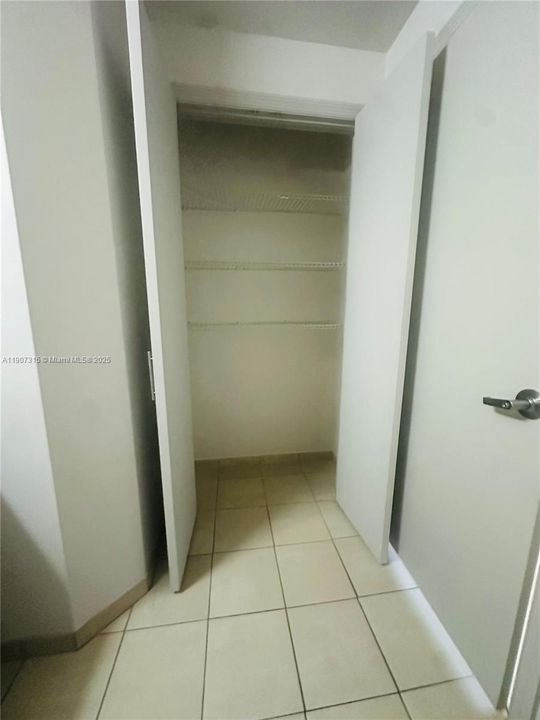 For Rent: $2,125 (1 beds, 1 baths, 1275 Square Feet)